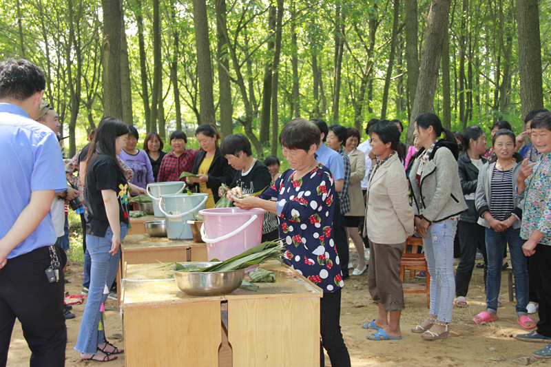 帮扶村里真热闹 包粽子比赛过佳节