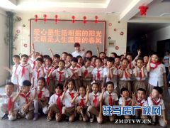 小学生走进儿童福利院共庆六一节