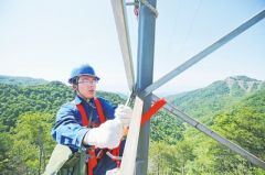 电力巡线员徒步丈量深山 最陡山坡倾斜度近70度