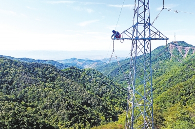 电力巡线员徒步丈量深山 最陡山坡倾斜度近70度
