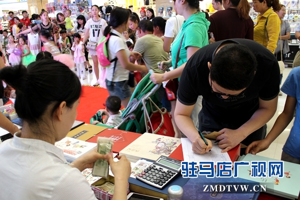 热情邮迷在活动现场购买邮票.JPG