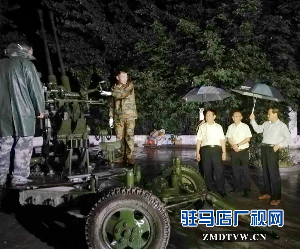 县领导深夜到作业一线慰问作业人员.jpg