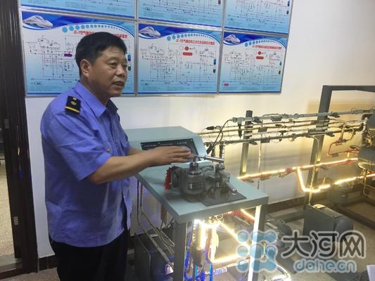 【我为中原出彩做贡献】河南俩“草根创客”登上高校讲台  曾研发智能列车铁鞋架