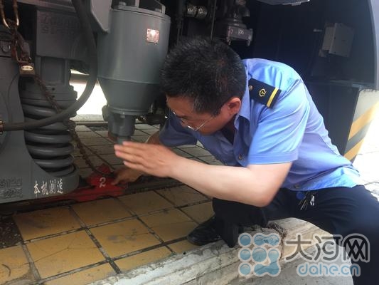 【我为中原出彩做贡献】河南俩“草根创客”登上高校讲台  曾研发智能列车铁鞋架