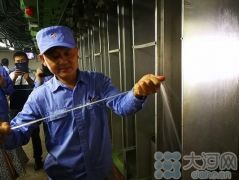 【我为中原出彩做贡献】帘子布卷绕工张国华击败日本师傅 被赞“中国工人，了不起！”