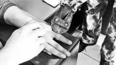 小龙虾好吃不好“惹” 男子被夹伤后戒指摘不掉