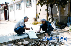 驻马店两位老人义务修路感动大伙儿