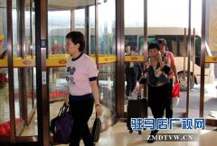 出席驻马店市四届人大一次会议代表陆续报到