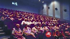 近200名环卫工免费观影享清凉