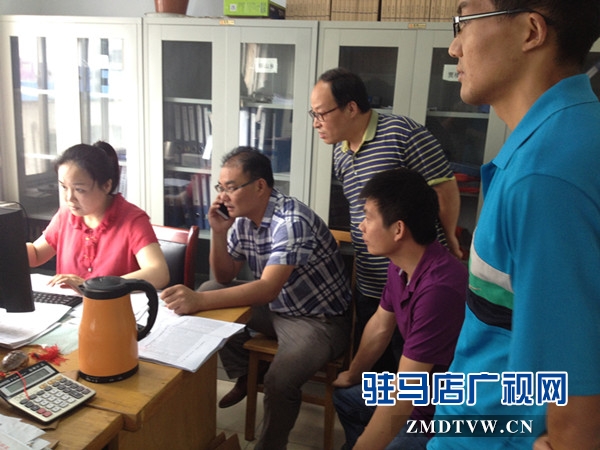 （图为各学校老师与县计生部门查对学生信息）.jpg