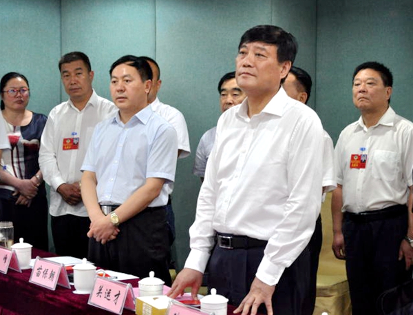 市领导看望参加政协驻马店市四届一次会议的政协委员