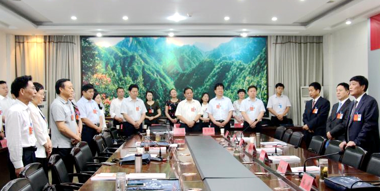 余学友、陈星等市领导看望出席市四届人大一次会议的代表