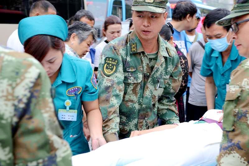 女子路遇车祸 武警挺身救援