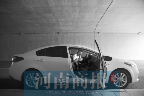 郑州一网约车司机每天工作15小时 想给女儿更好的生活