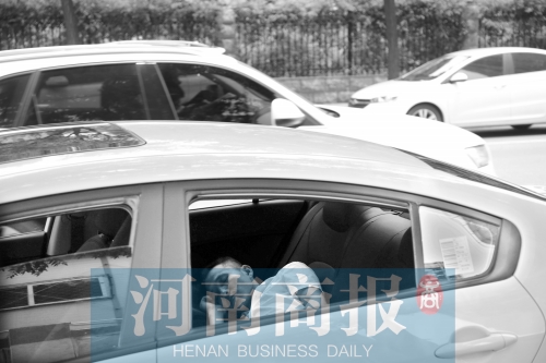 郑州一网约车司机每天工作15小时 想给女儿更好的生活