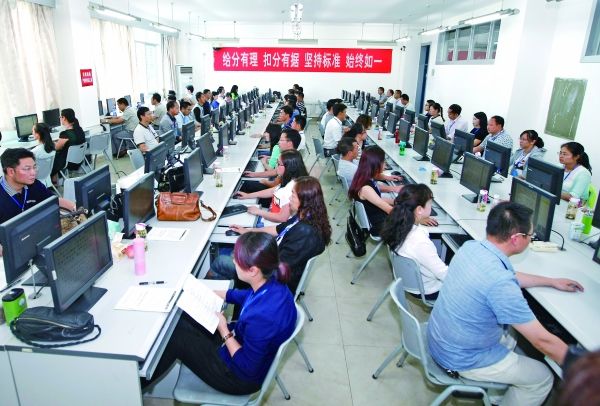 记者探营高考评卷基地:评卷教师“无声入场，全程监控”