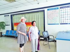 八旬老人携十多万现金郑州迷路 民警深夜帮其找亲人