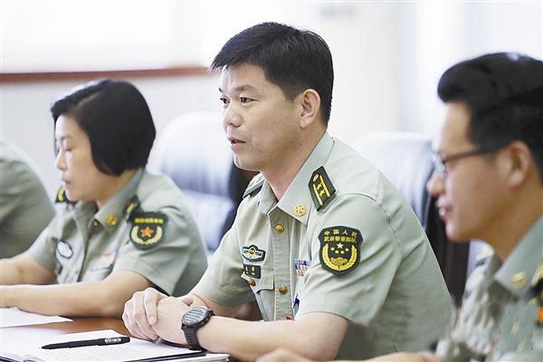 余学友到解放军代表团参加审议