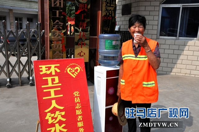 环卫工饮水.jpg