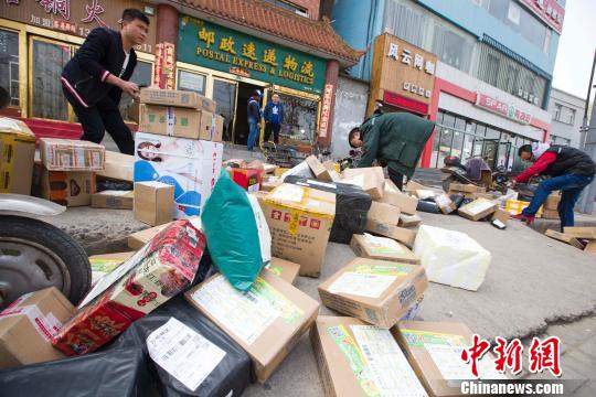去年中国快递达312亿件 快递制造的垃圾流向何方?
