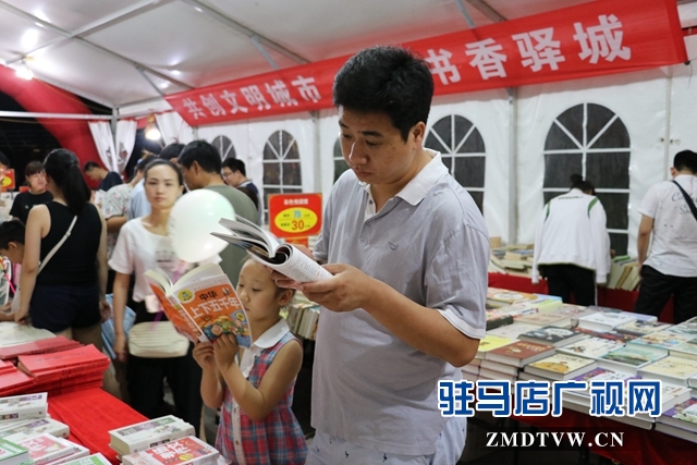 认真阅读的市民1.JPG