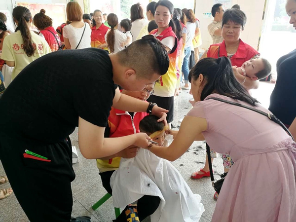 天中义工为福利院孩子理头发 让孩子们过一个清爽夏日