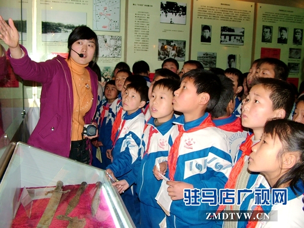 青少年学生参观确山县临时治安委员会纪念馆.JPG