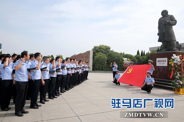 7月一日上午，市公安局党员民警在杨靖宇纪念馆杨靖宇将军铜像前，面对党旗重温党的誓词.JPG