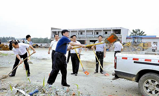 余学友：提高城乡结合部环卫管理水平 确保创文扎实顺利开展