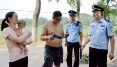 西平民警田间地头为村民讲防范