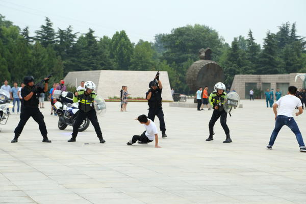 郑州警方反暴恐演练 派出“虎式”装甲车