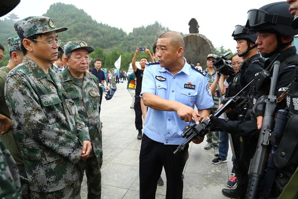 郑州警方反暴恐演练 派出“虎式”装甲车