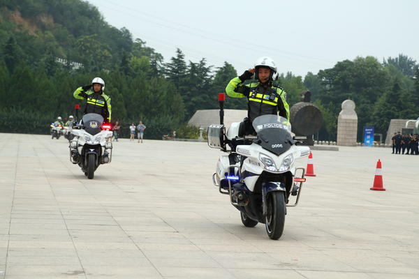 郑州警方反暴恐演练 派出“虎式”装甲车