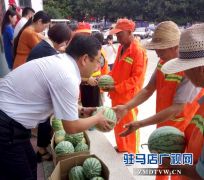爱心企业为环卫工人送西瓜解暑
