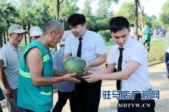 爱心企业助力瓜农 传递爱心 为园林工人送清凉