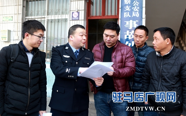 梁百磊向群众宣传交通法规 038.JPG