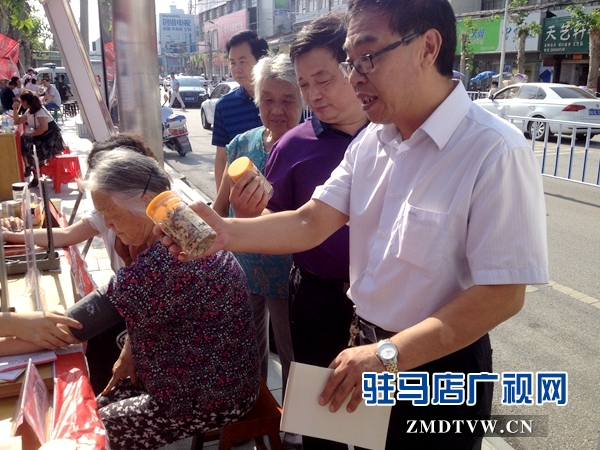 (图二、副县长侯杰观看仲景国医堂加工的养生茶）.jpg