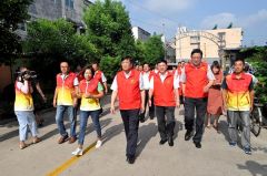 市委书记余学友带头参加创文志愿者服务活动
