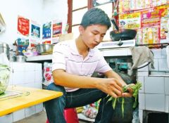 妈妈身患癌症 驻马店男孩报考完学校要搬砖挣学费