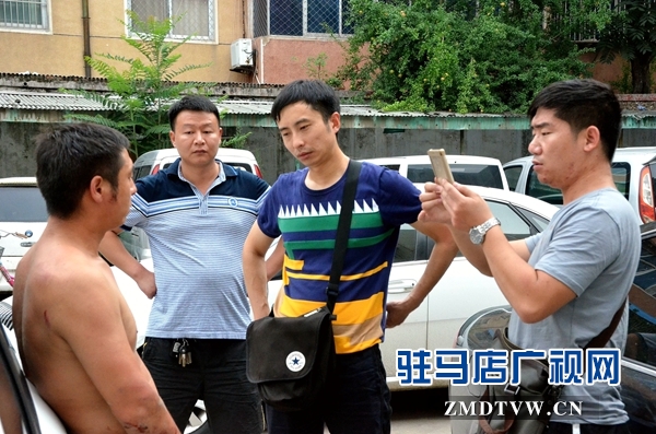 民警正在讯问嫌疑人.JPG