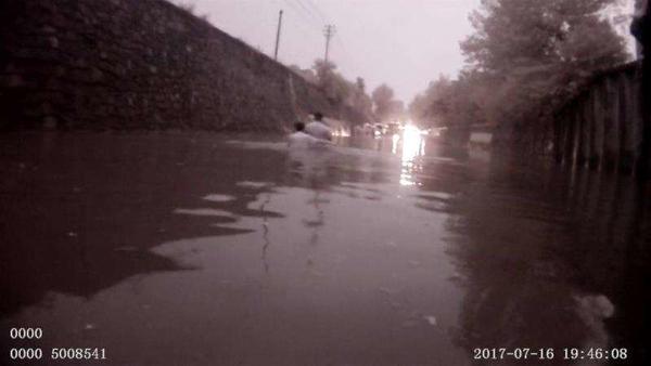 暴雨中连救五人  新密“托举哥”演绎“水中情”走红网络