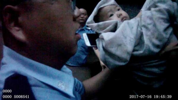 暴雨中连救五人  新密“托举哥”演绎“水中情”走红网络
