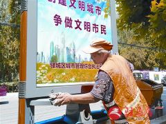 记者用镜头记录烈日下的劳动者