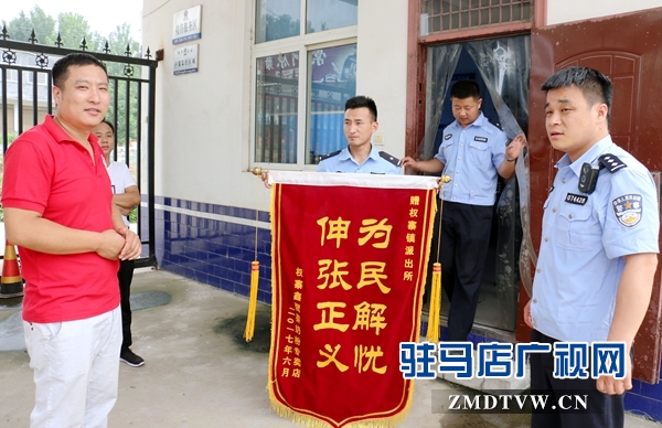 纠纷得到解决群众感谢民警.JPG