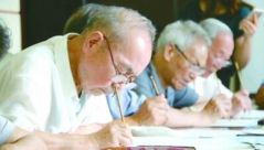 教师用毛笔写录取通知书：是大学精神教育课 