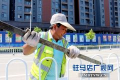维护交通护栏 助力文明城市创建