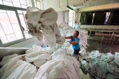 探访“蒸笼”里的列车洗涤工：车间温度超40℃ 一天工作十几个小时