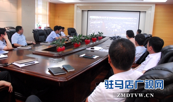 图为观看警示教育片 (1).JPG