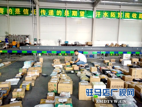 闷热的邮件处理间不会影响分拣转运人员的工作态度，看一排排摆放整齐的邮件，是我们认真工作的最好呈现.jpg