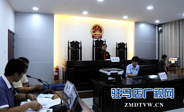 泌阳法院党组书记、院长黄依群开庭审理一起交通事故案件.jpg
